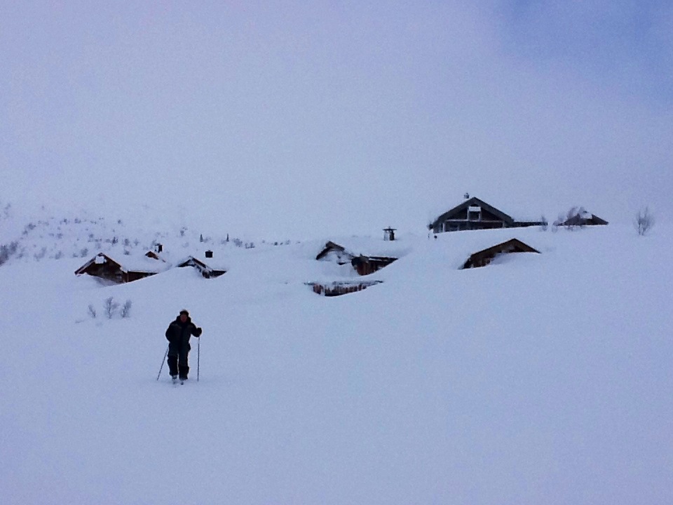 Mye snø og vind. Det har kommet ca 50 cm snø i helgen. Noen hytter begynner å forsvinne i snømengden.